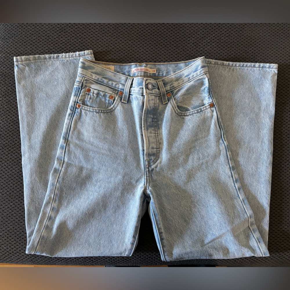 Bnwot- Levi’s ribcage jeans